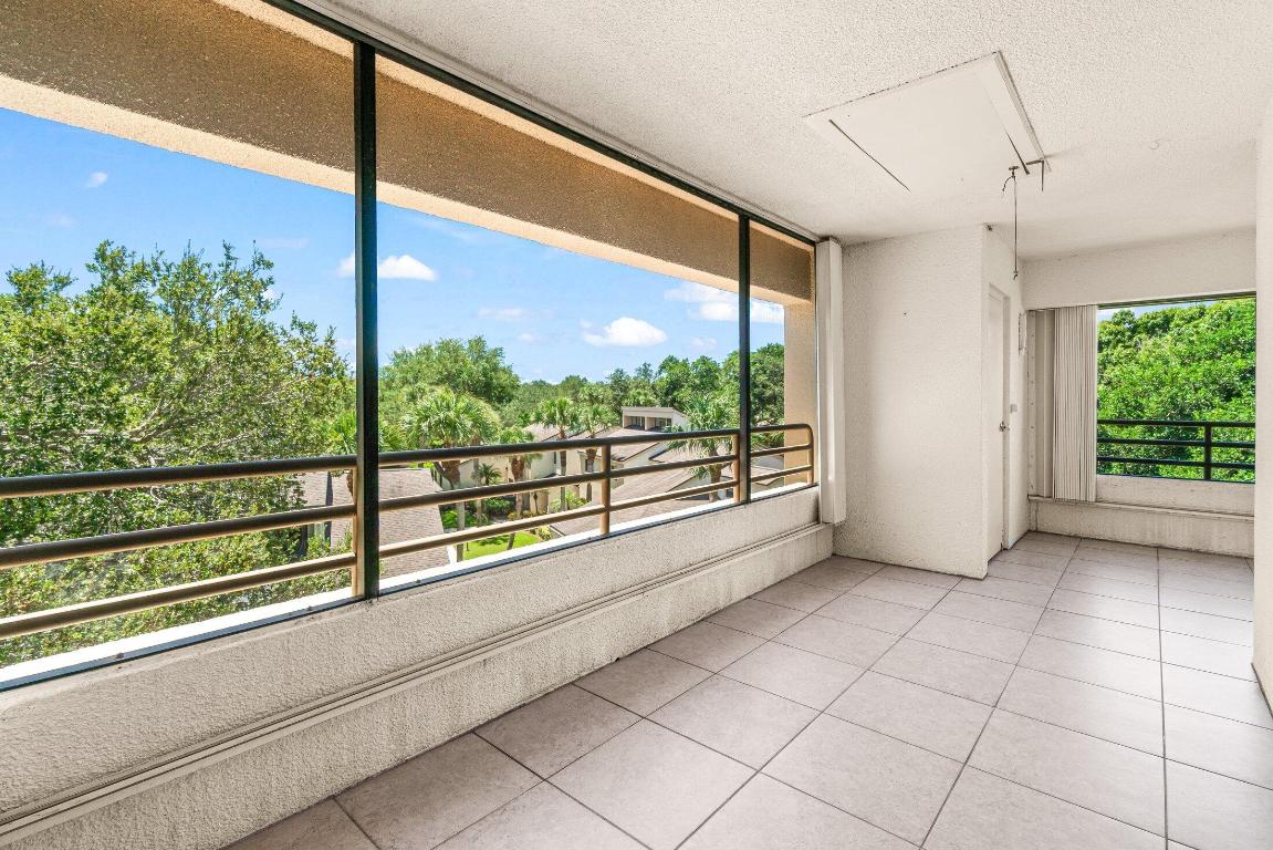 OAK HARBOUR CONDOS - Residential Lease