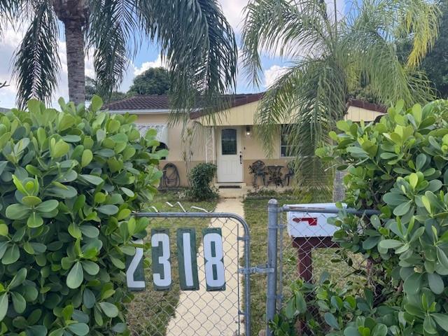 great area close to everything,, 2/1 main house with wood floors, central a/c, gas tankless water heater, gas stove, outside shower. fenced in yard with carport.
back house has 2 rental units, one unit has been rented for 12 years for $700 per month, other unit is vacant and was being used as AIRBNB,, great rental area. with parking in rear.
two gas bills, 2 septic tanks, 1 water bill.