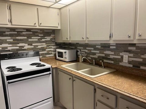 Tiny photo for 300 WINDSOR M #M, West Palm Beach, FL 33417 (MLS # B26089475)