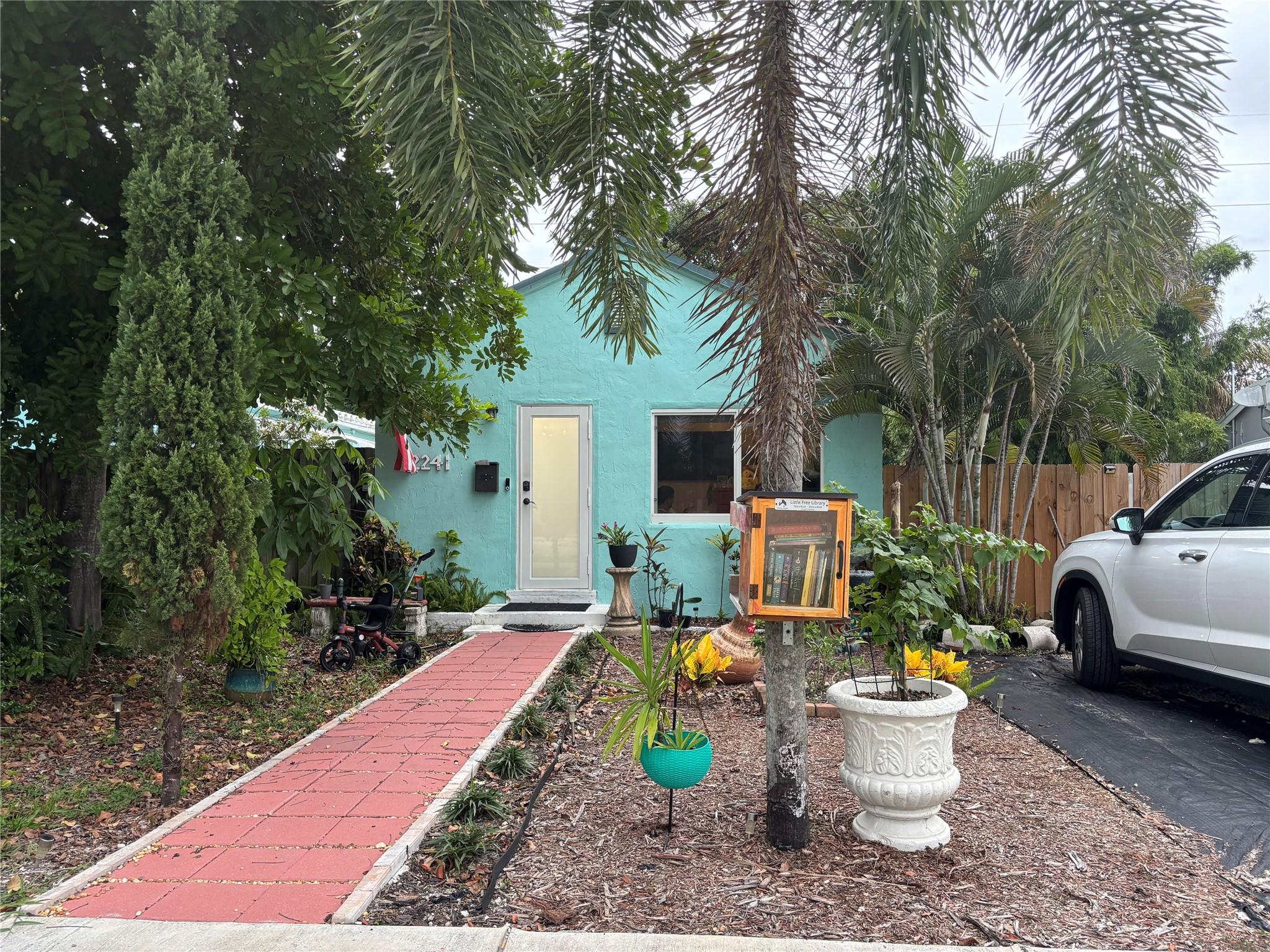 Cute tiny home for rent centrally located in east Hollywood. Property offers modern finishes, a den and a large yard. Washer and dryer on premises. Will be available November 1st.