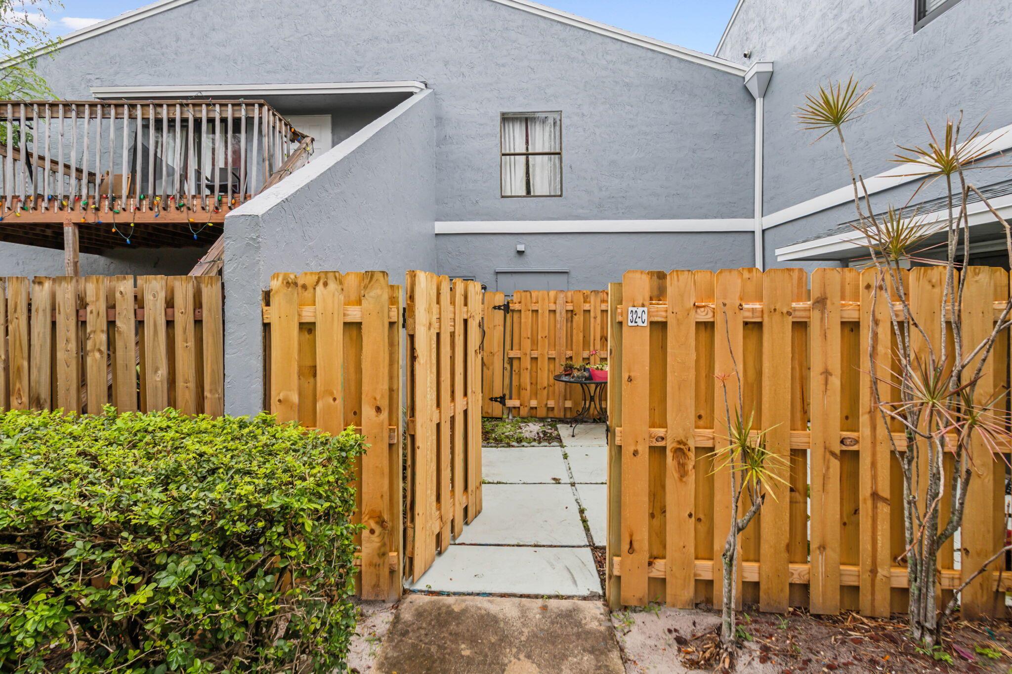 CROSSINGS OF BOYNTON BEACH CONDO - Residential