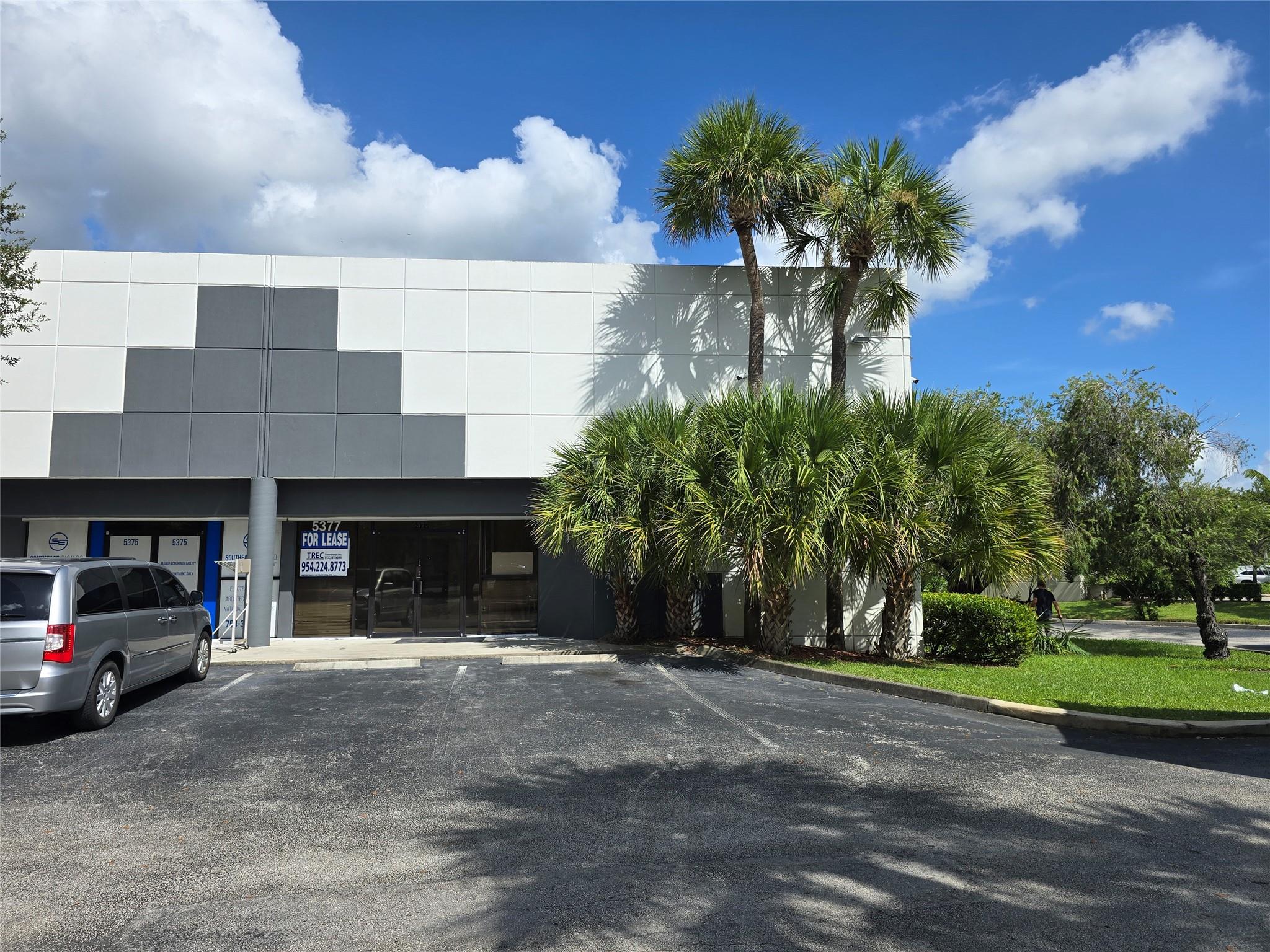 FOR LEASE! 2,000 +/- SQFT corner office/warehouse unit 100% under A/C with frontage to Hiatus Road and easy access to Sawgrass Expressway. Layout is about 40% office and 60% warehouse with a 10’x12’ roll-up garage door and 22’ ceiling height. Contact for more information!