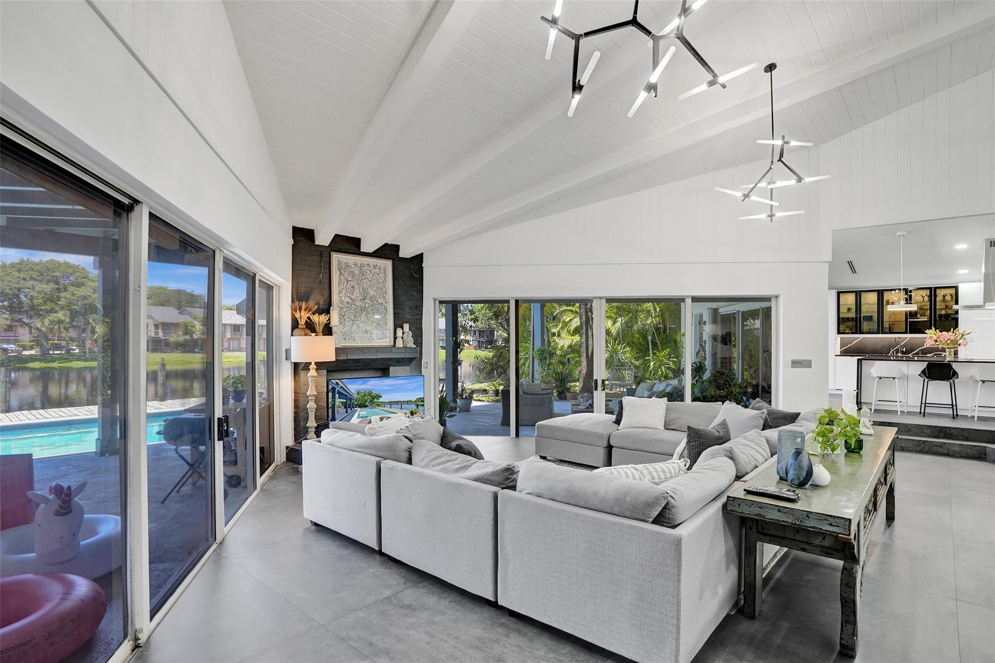 Jacaranda Royal 89-8 B - Residential