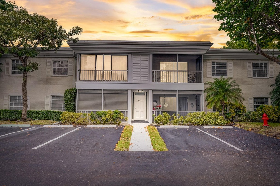 BAY COLONY CLUB - Residential