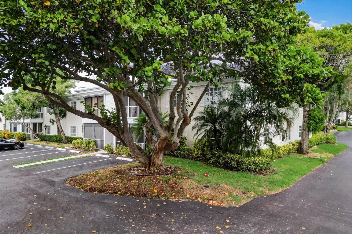 BAY COLONY CLUB - Residential