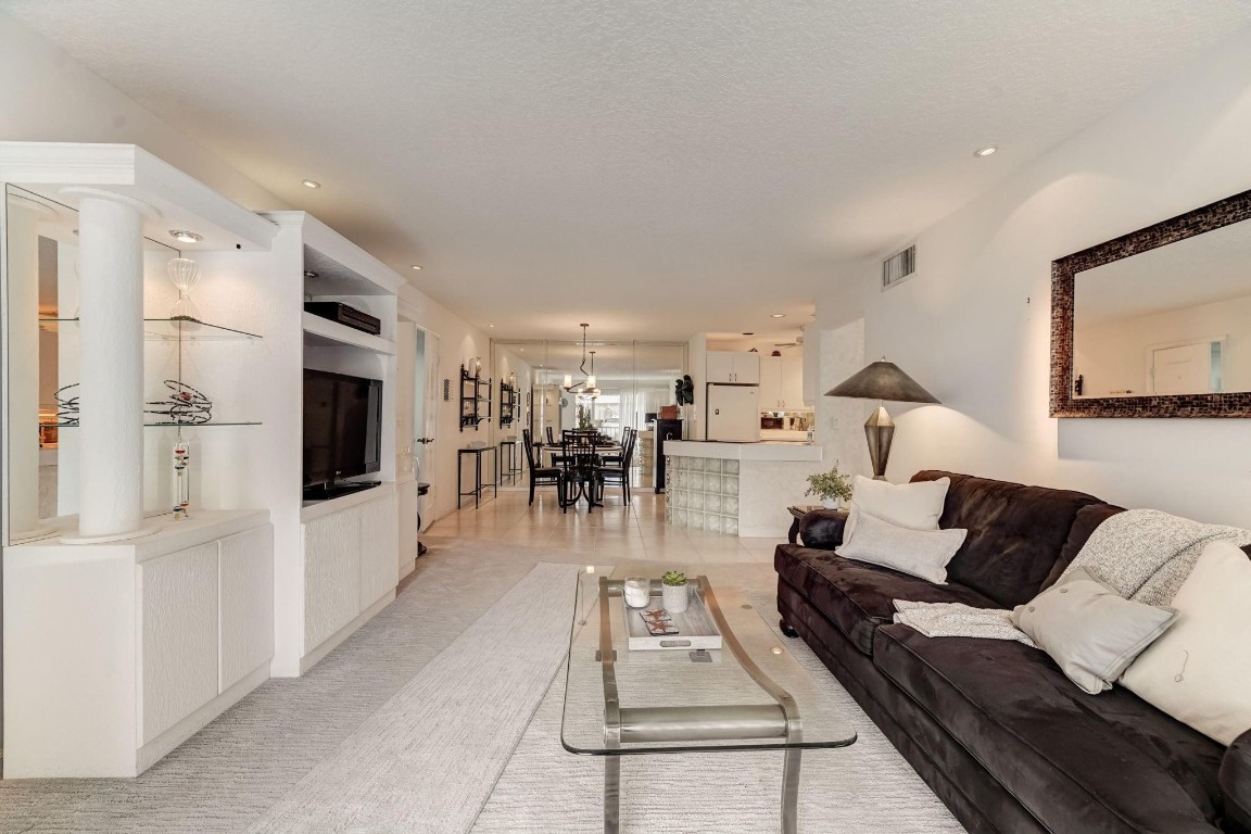 BAY COLONY CLUB - Residential