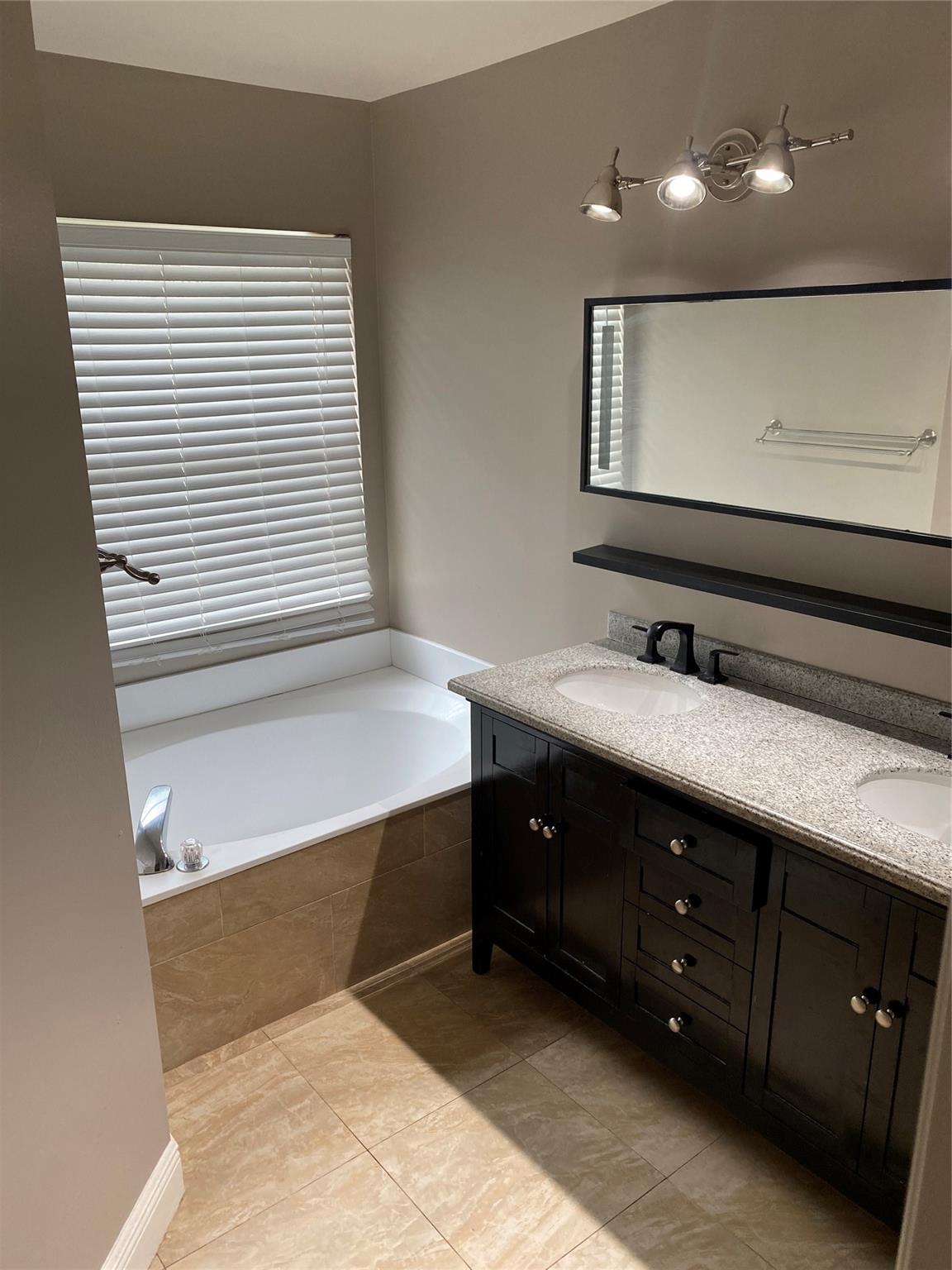 Sector 4 North 153-46 B - Residential Lease
