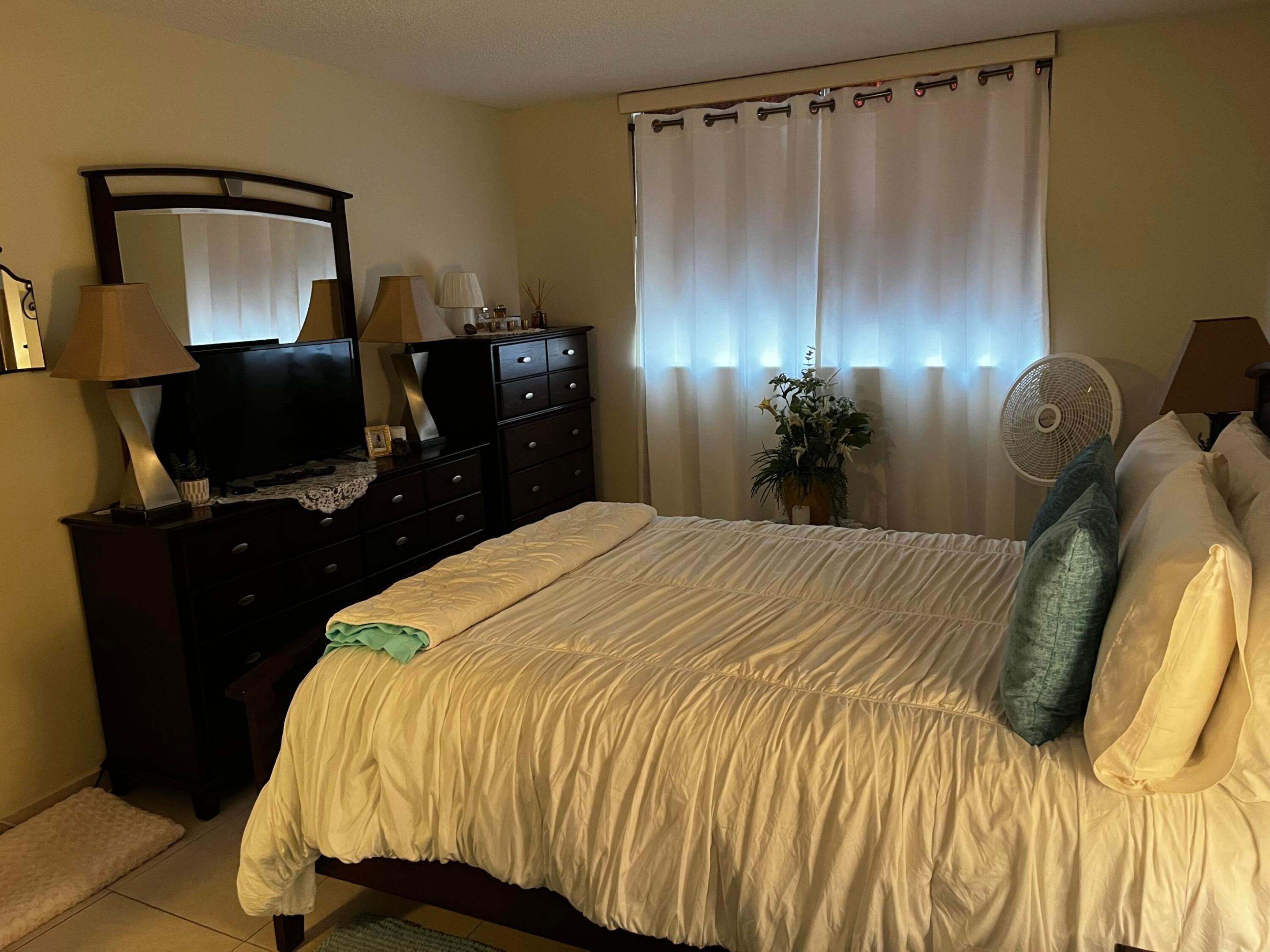 CYPRESS CHASE CONDO NO 5 - Residential