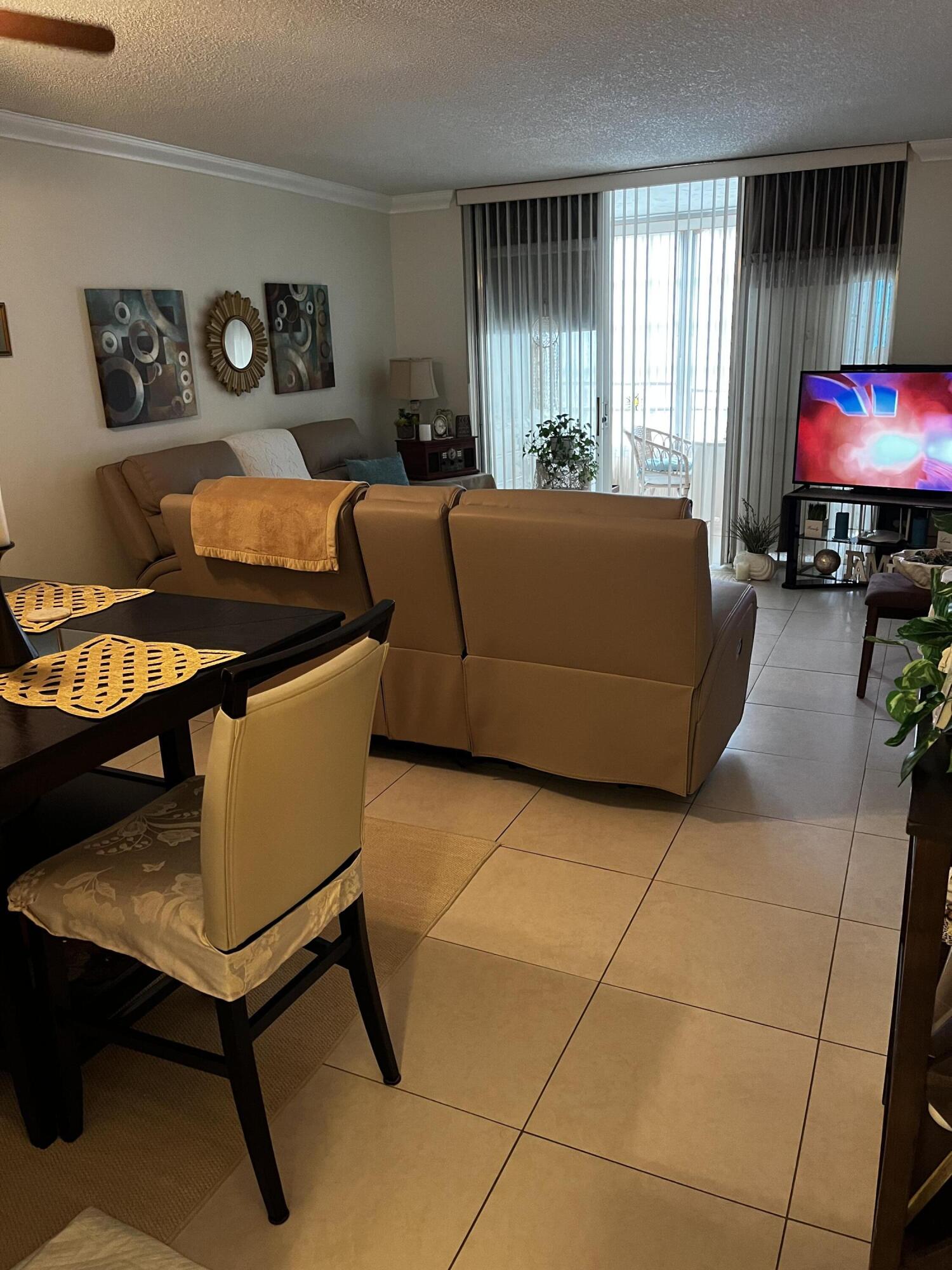 CYPRESS CHASE CONDO NO 5 - Residential