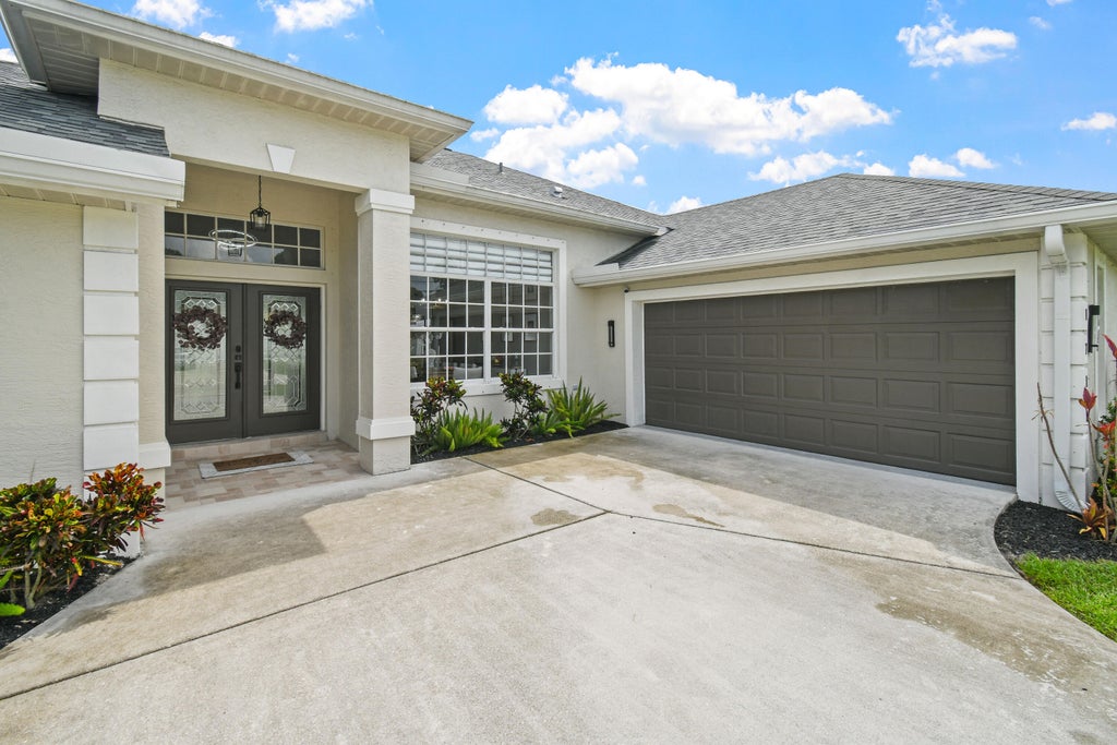 Photo of 1718 SW Penrose Avenue, Port Saint Lucie, FL 34953 (MLS # B26071327)