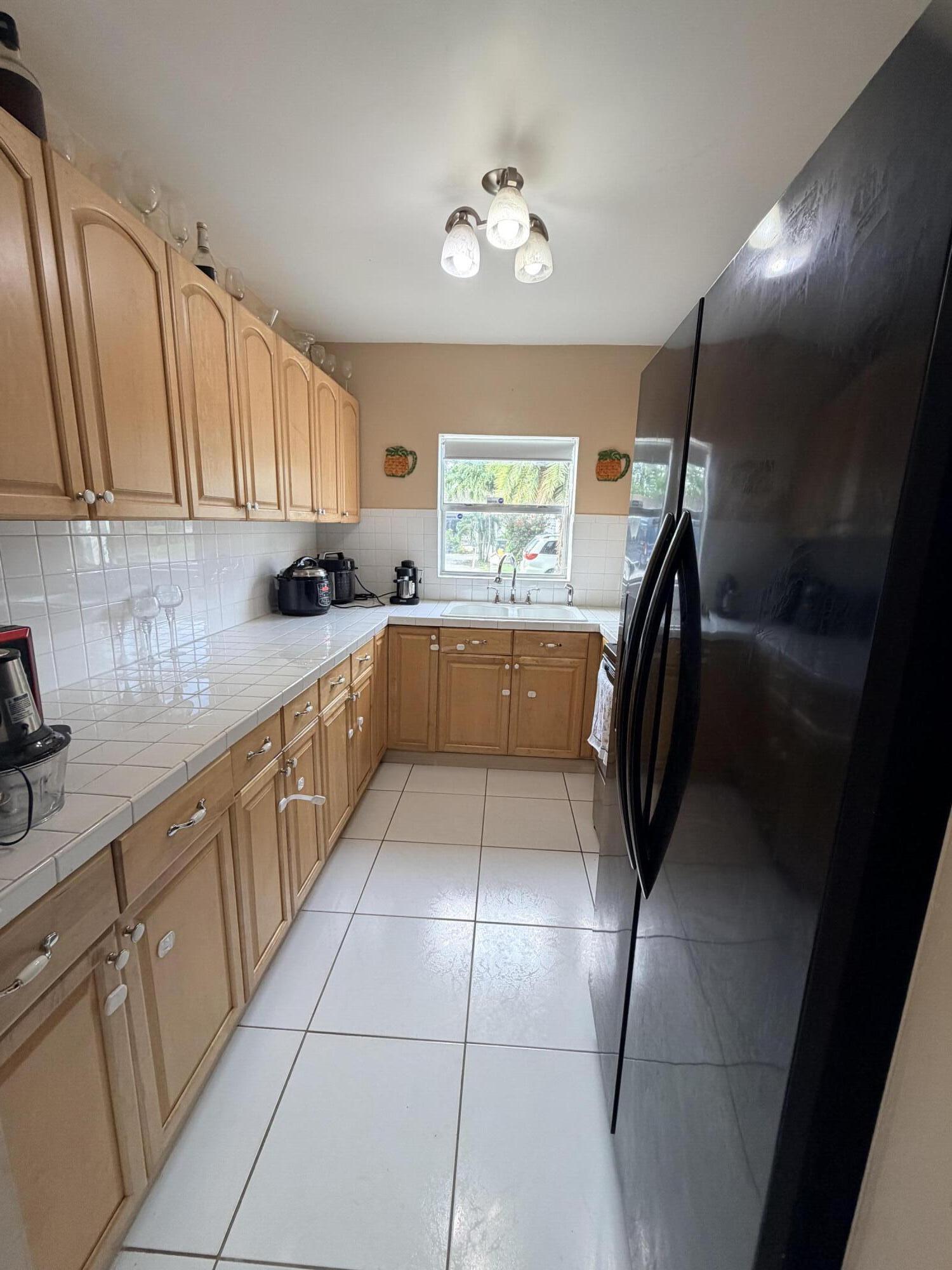 208 NW Avenue H Place