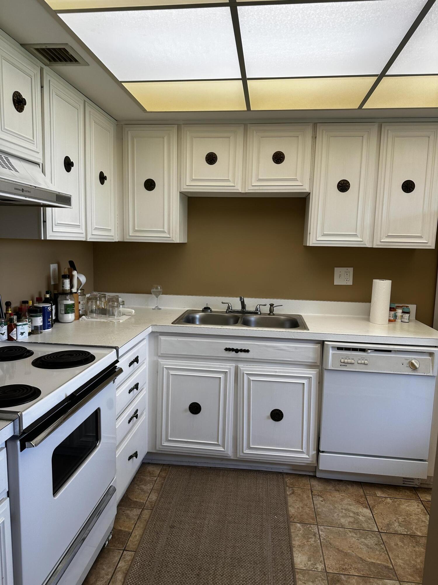 LANDS OF THE PRESIDENT CONDO 8 - Residential