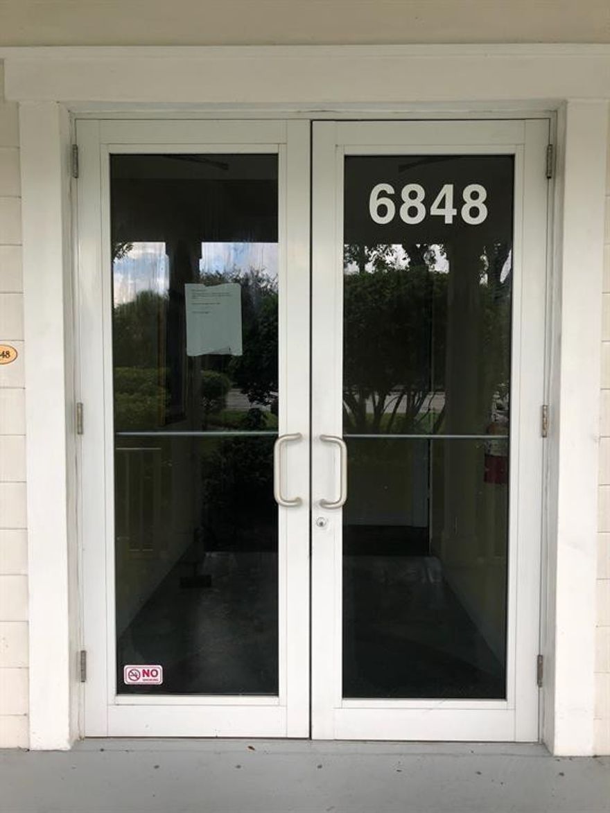 PERFECT LOCATION FOR PROFESSIONALS,END UNIT FACING GRIFFIN ROAD,ON SITE FED EX BOX,GREAT VISIBILITY,AMAZING TRAFFIC COUNT,APPROX 50,000 CARS A DAY,OFFICE IS EQUIPPED WITH A HANDICAPPED BATHROOM,IMPACT WINDOWS AND DOORS,FIRE SPRINKLER SYSYTEM,CLOSE TO ALL MAJOR ROADS AND AIRPORT