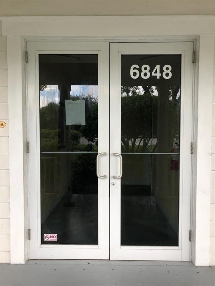 PERFECT LOCATION FOR PROFESSIONALS,END UNIT FACING GRIFFIN ROAD,ON SITE FED EX BOX,GREAT VISIBILITY,AMAZING TRAFFIC COUNT,APPROX 50,000 CARS A DAY,OFFICE IS EQUIPPED WITH A HANDICAPPED BATHROOM,IMPACT WINDOWS AND DOORS,FIRE SPRINKLER SYSYTEM,CLOSE TO ALL MAJOR ROADS AND AIRPORT