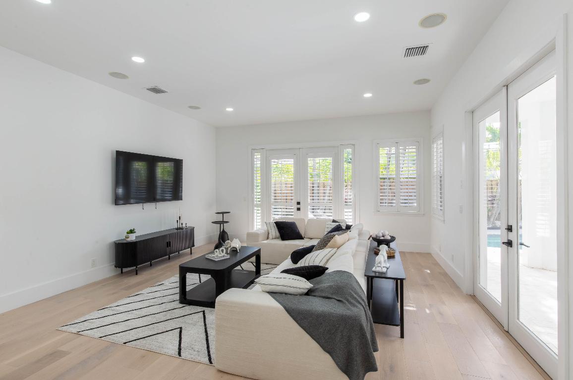 EAGLES LANDING OF P B POLO AND COUNTRY CLUB - Residential Lease