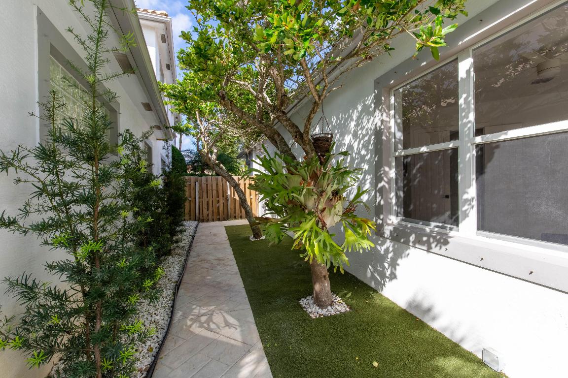 EAGLES LANDING OF P B POLO AND COUNTRY CLUB - Residential Lease