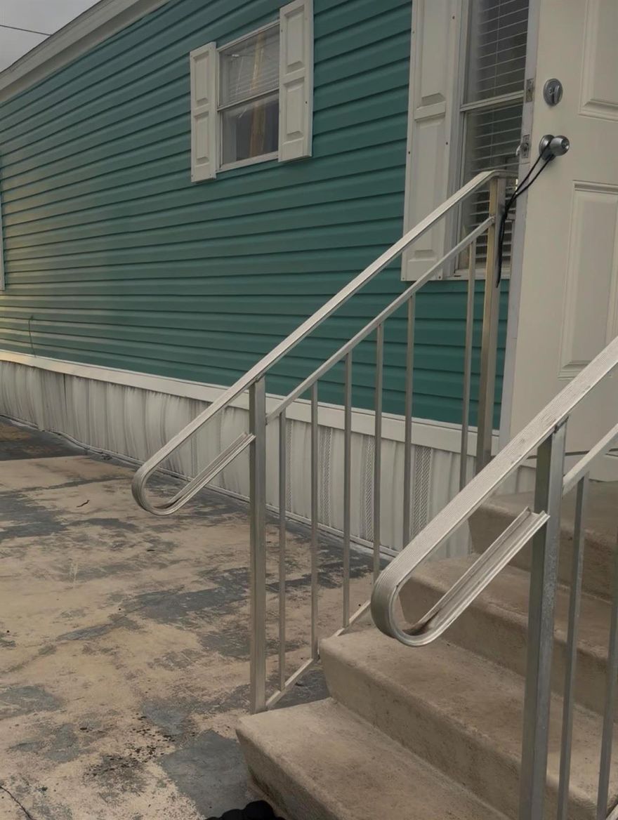 All ages comunity 2/1 renovate, central air 2021, fresh paint, laminate floor, washer and dryer in, 4 partking spaces, land for future grow, 10 minutes to the beach, close asset to Hwy I95 and Turpinike.