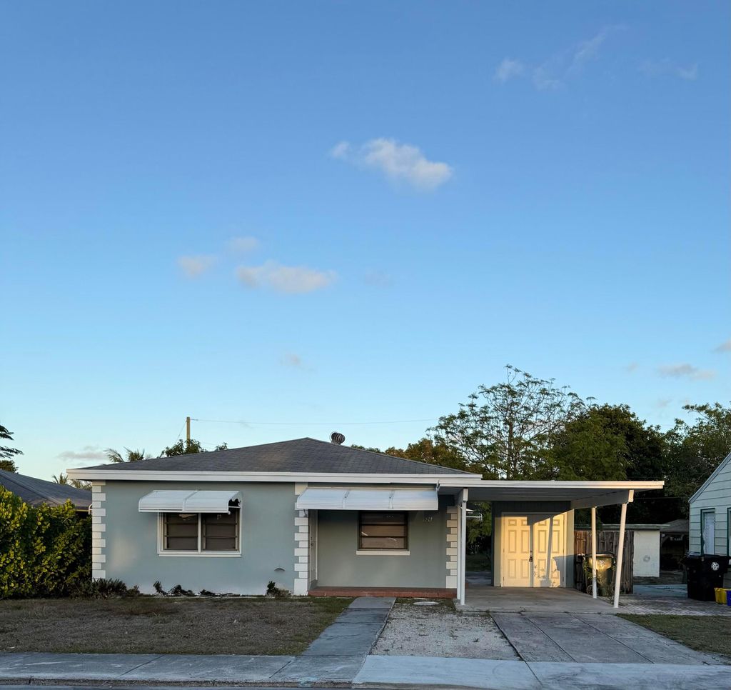 Photo of 926 N B Street, Lake Worth Beach, FL 33460 (MLS # R11168501)