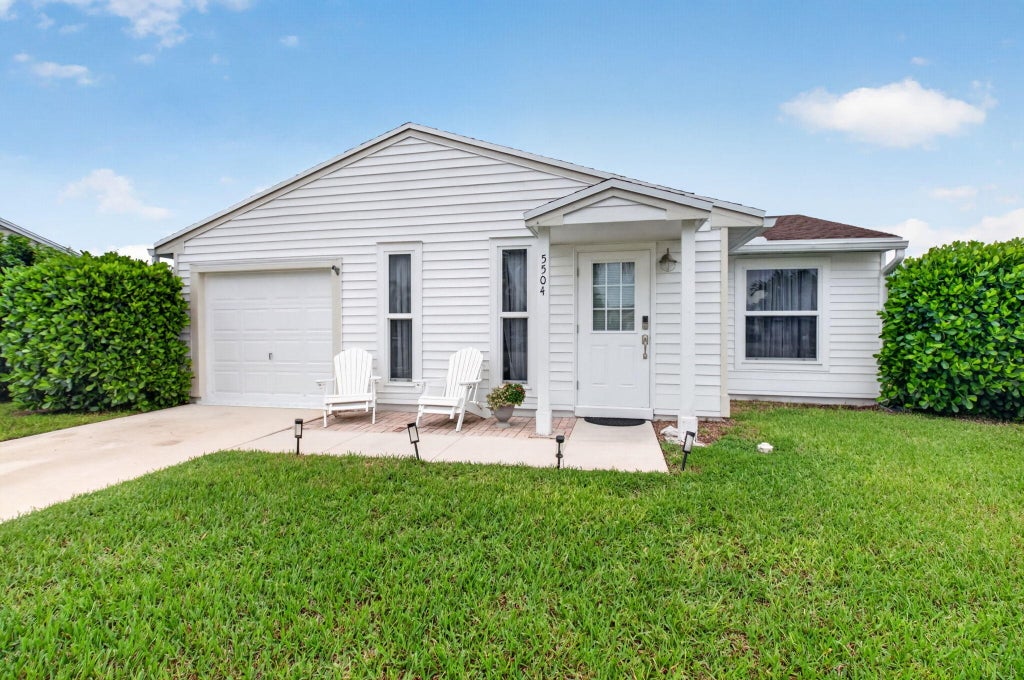 Photo of 5504 COURTNEY Circle, Boynton Beach, FL 33472 (MLS # B26080314)