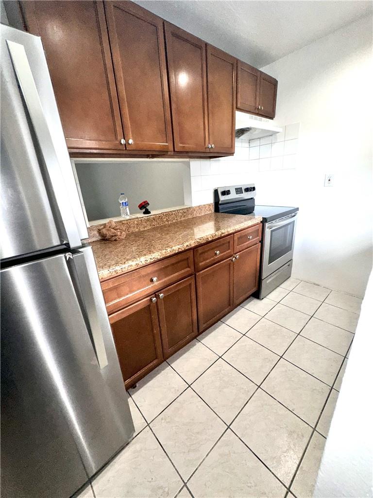 BEAUTIFUL CORNER TOWNHOUSE 2BED/1.5 BATH IN BLUEBERRY HILL COMMUNITY. STAINLESS STEEL APPLIANCES. TILE FLOOR THROUGHTOUT FRESH PAINTED, WATER IS INCLUDED ON THE RENTAL PAYMENT. WASHER & DRYER ON THE FIRST FLOOR, SPACIOUS LIVING ROOM, SCREENED PATIO, NO PETS ALLOWED PER ASSOCIATION. 620 MINIMUM CREDIT SCORE. CLOSE TO SHOPPING CENTERS AND RESTAURANTS.