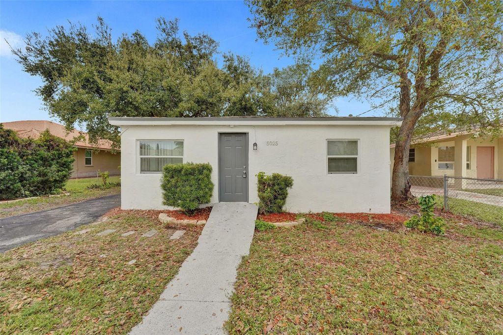 Photo of 5025 SW 22nd St, Hollywood, FL 33023 (MLS # F10534009)