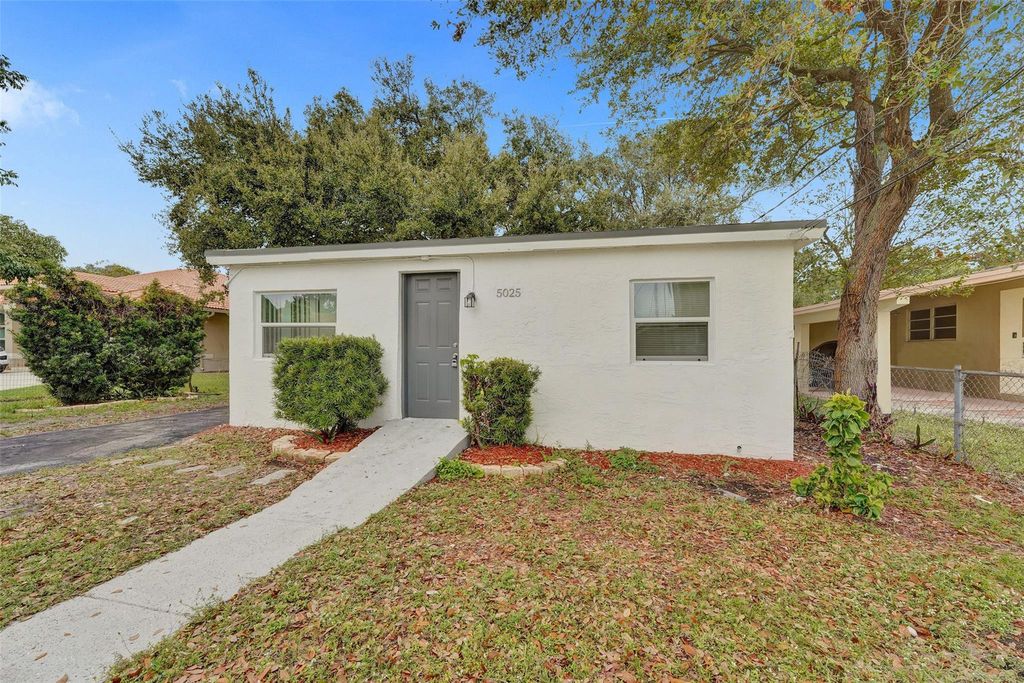 Photo of 5025 SW 22nd St, Hollywood, FL 33023 (MLS # F10534009)