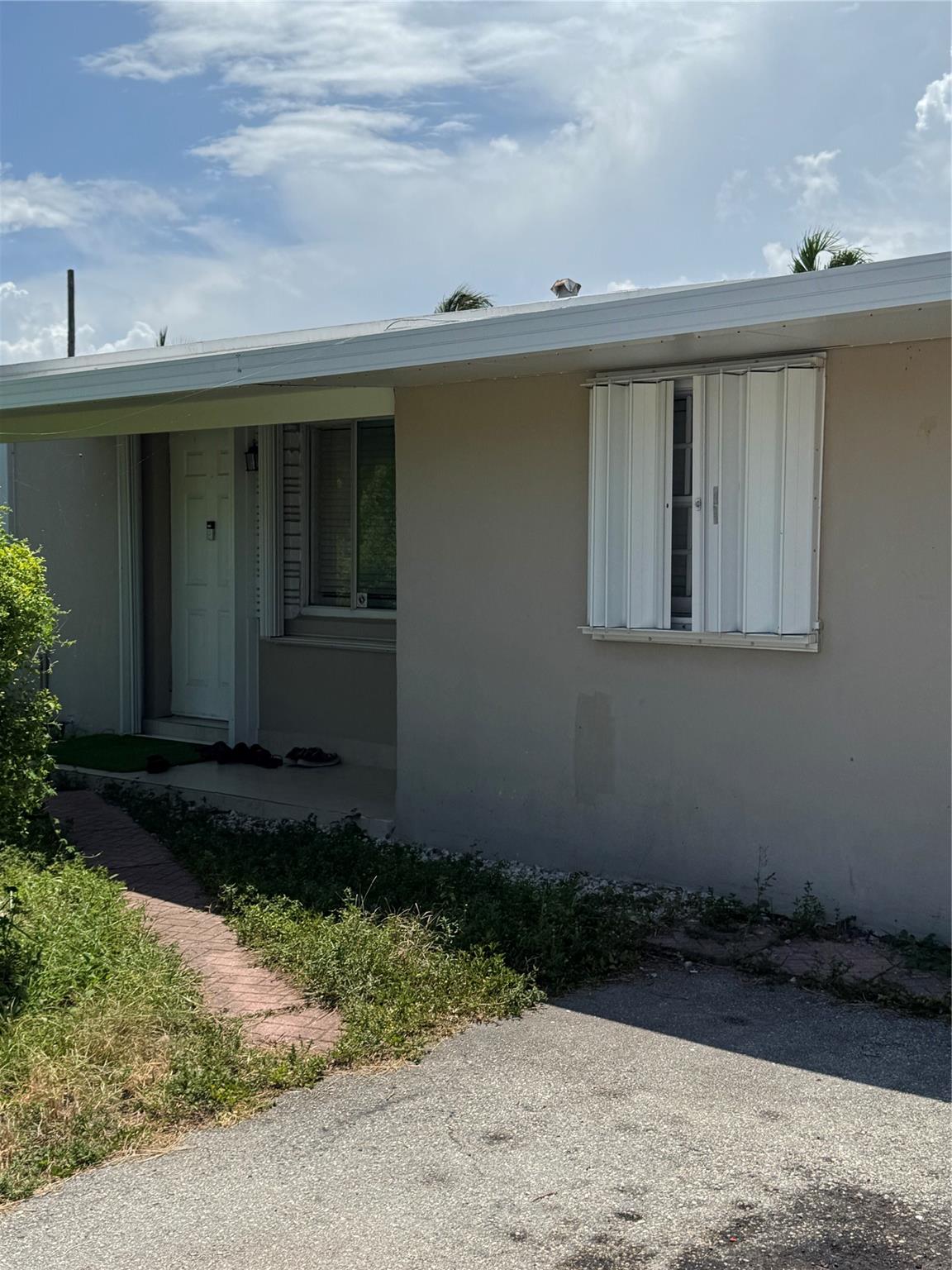 Location! Location! Great start up home or an investment property, new kitchen, floors and freshly painted.