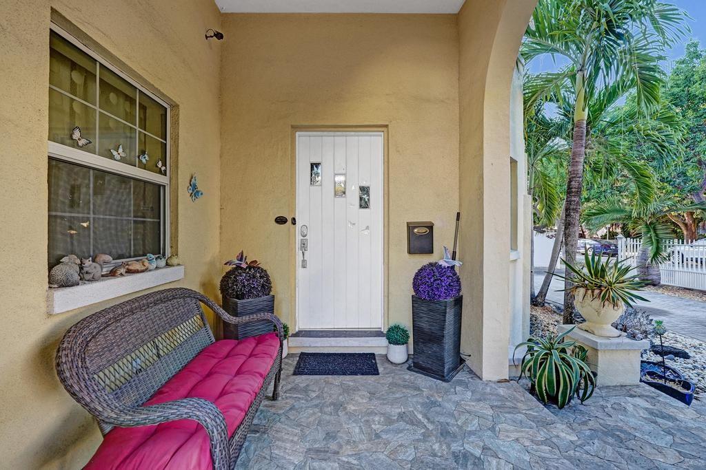 Hollywood 1-21 B - Residential Lease