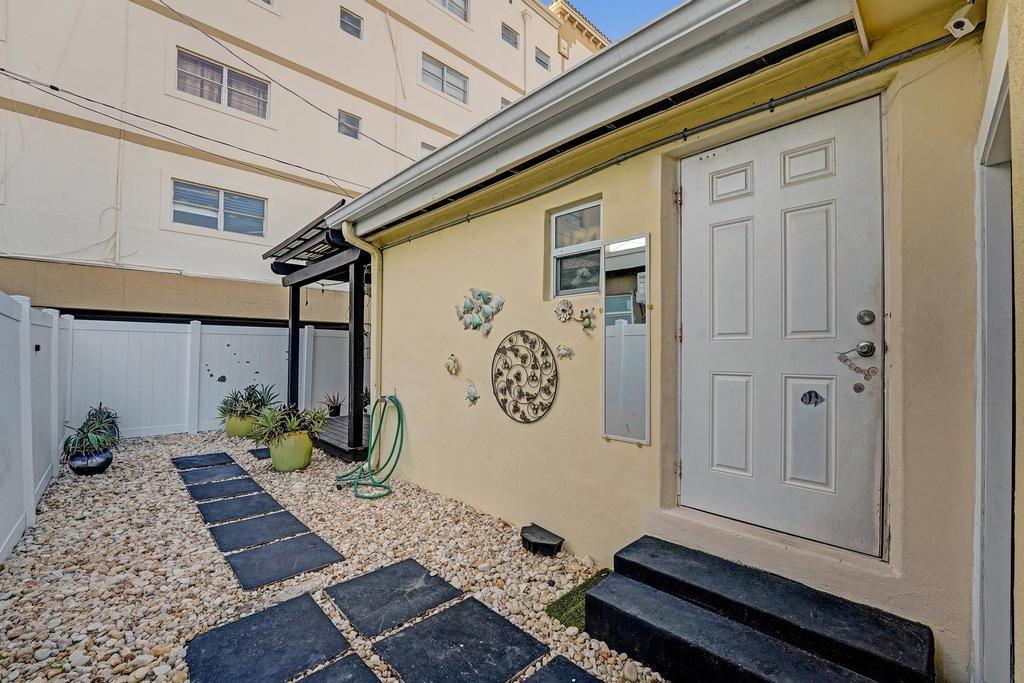 Hollywood 1-21 B - Residential Lease