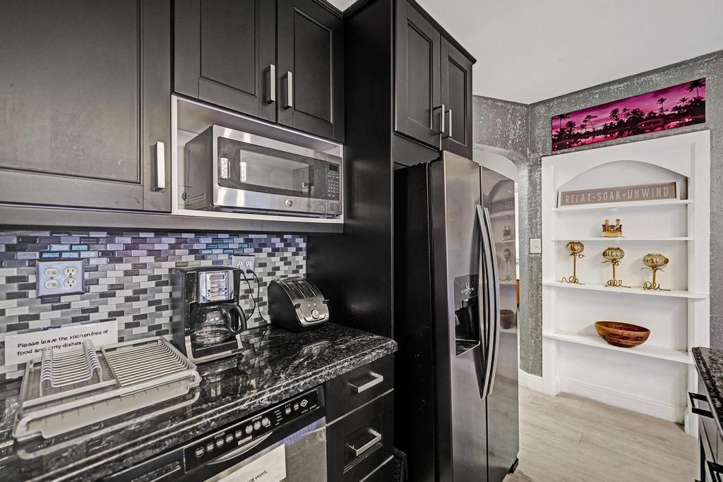 Hollywood 1-21 B - Residential Lease