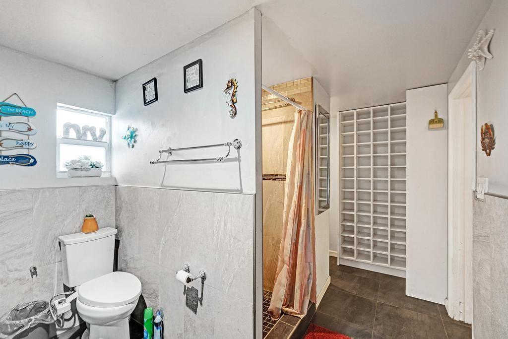 Hollywood 1-21 B - Residential Lease