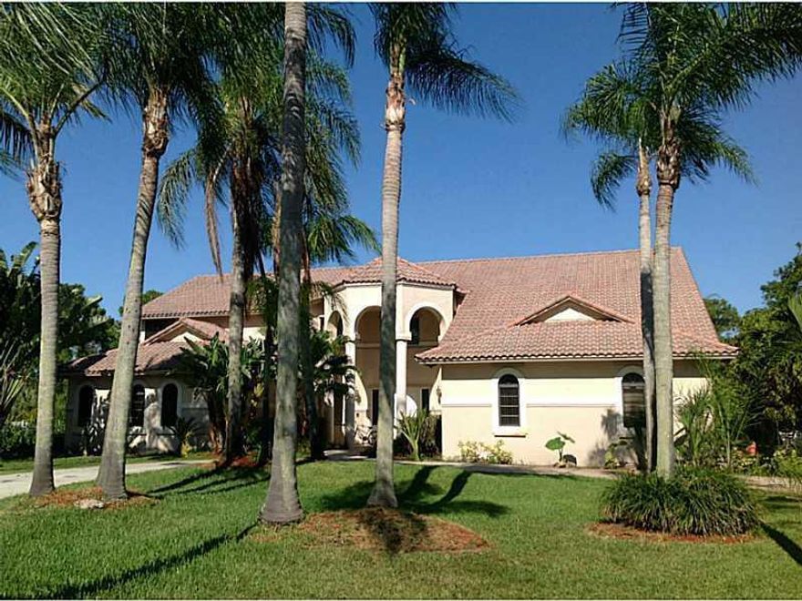 Large 6 BR, 3.5 BA home on 1.09 acres. Features: lg patio, pool w/ water fall, huge loft, formal dining room & living room, lg circular drive way. Bldg behind pool was intended to be a separate 2 car gar but can be made into guest/pool house. Home needs u pdating & some repairs. Seller VERY motivated and price is negotiable. WILL TAKE OFFERS FROM INVESTORS.  Buyer must close with seller's title co. Both buyer & seller closing fees will be $125 per side.