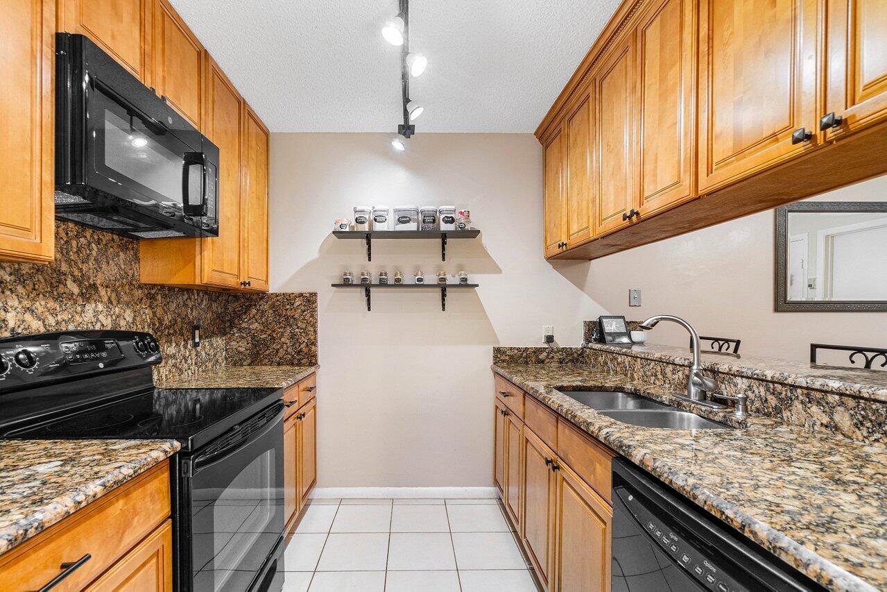 SHERWOOD LAKES - Residential