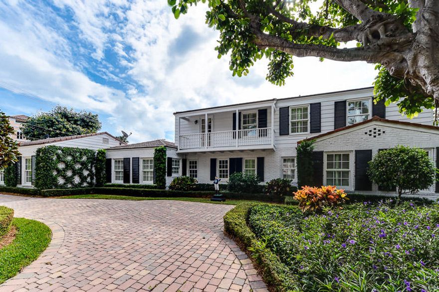 Imagine living directly on the Everglades Club Golf Course. Perfectly restored jewel with gorgeous casual and formal spaces. Estate size property on very exclusive and private Golfview Road. Stylish 39' pool. Romantic balconies, glorious view. Society architect Maurice Fatio Landmark.