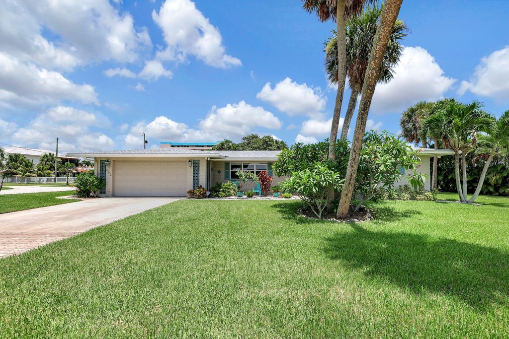Photo of 412 Granada Street, Fort Pierce, FL 34949 (MLS # R11001357)