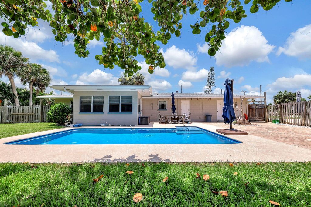 Photo of 412 Granada Street, Fort Pierce, FL 34949 (MLS # R11001357)