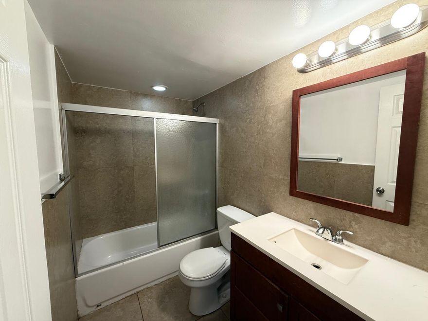 Affordable 2 Bed, 1 Bath Corner Unit in Wilton Manors!
Freshly painted and ready for move-in, this bright corner apartment offers great value in a fantastic location. Enjoy a smooth, fast approval process and start living comfortably without the hassle.