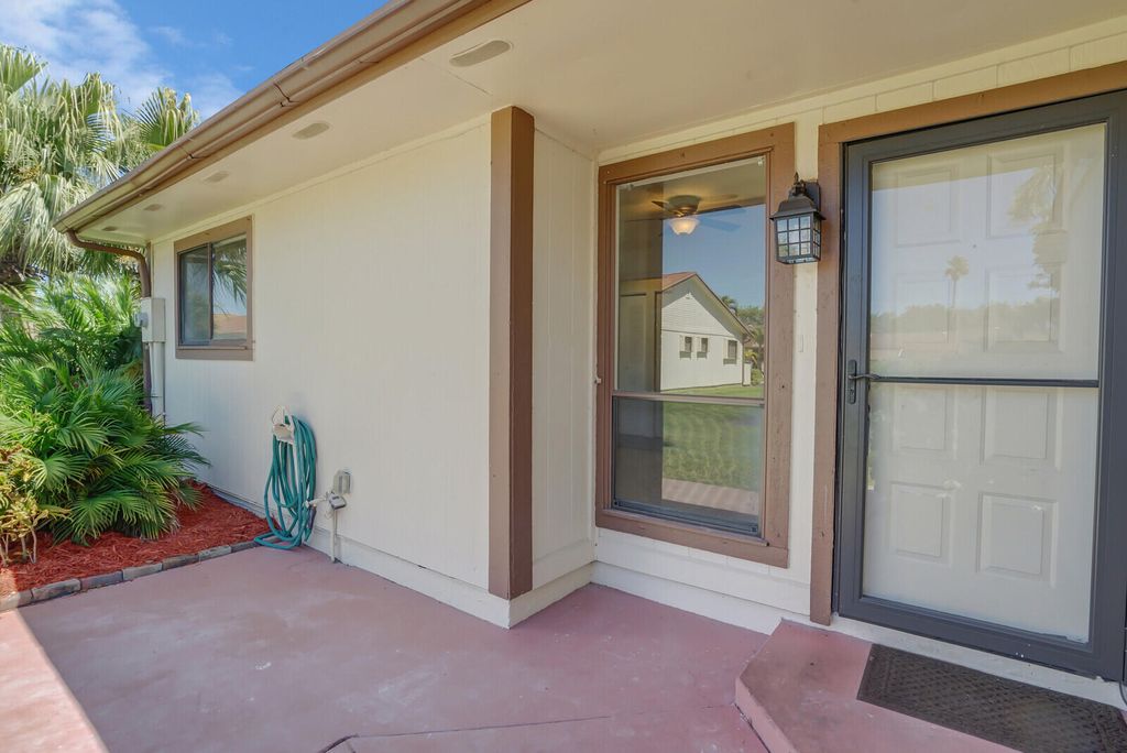 Photo of 30 Kensington Lane, Boynton Beach, FL 33426 (MLS # R11074931)