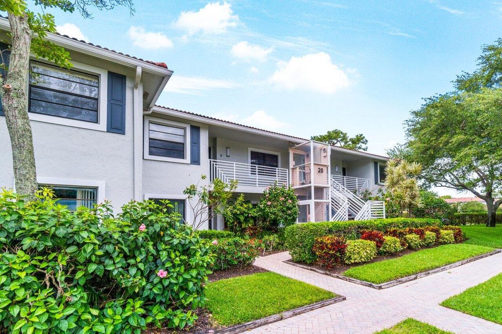 Photo of 20 Southport Lane #E, Boynton Beach, FL 33436 (MLS # R10977991)