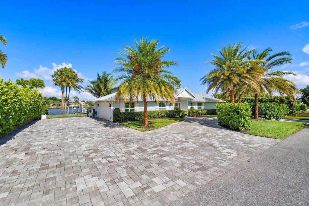 Photo of 19 Saddleback Road, Tequesta, FL 33469 (MLS # R10984921)