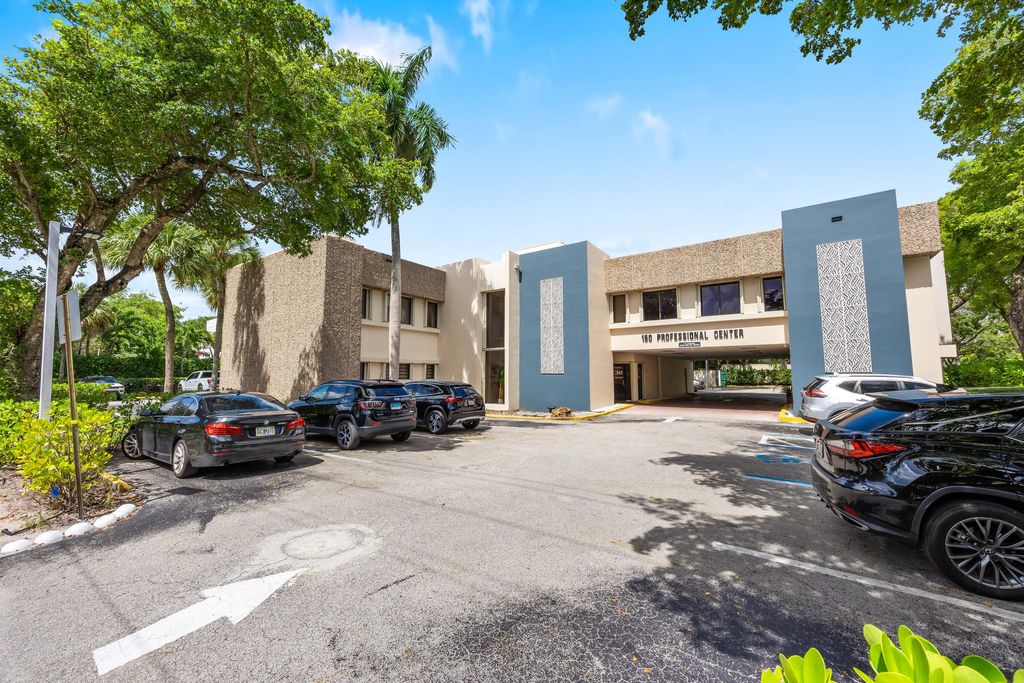 Photo of 150 NW 70th Avenue #06, Plantation, FL 33317 (MLS # B26003693)