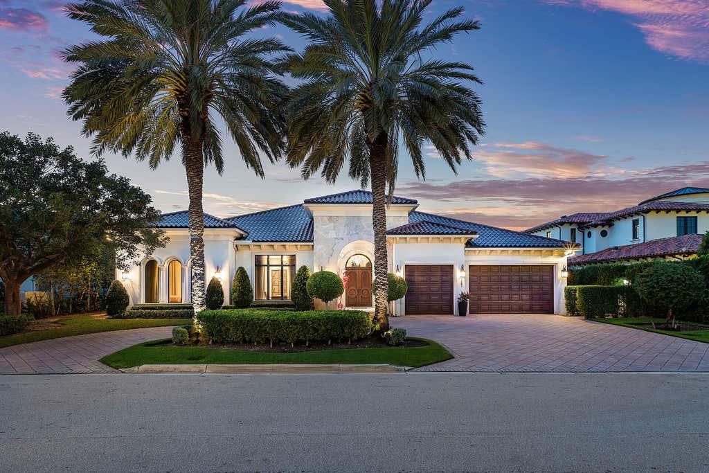 Photo of 1481 Royal Palm Way, Boca Raton, FL 33432 (MLS # R10941341)