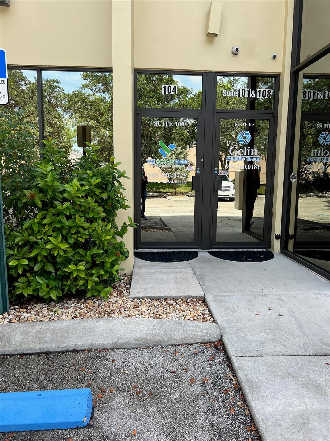 LOVELY FIRST FLOOR OFFICE SPACE* NEW LAMINATE FLOORING * OPEN FLOORPLAN* PLENTY OF PARKING* EXCELLENT LOCATION* NEAR THE SAWGRASS EXPRESSWAY