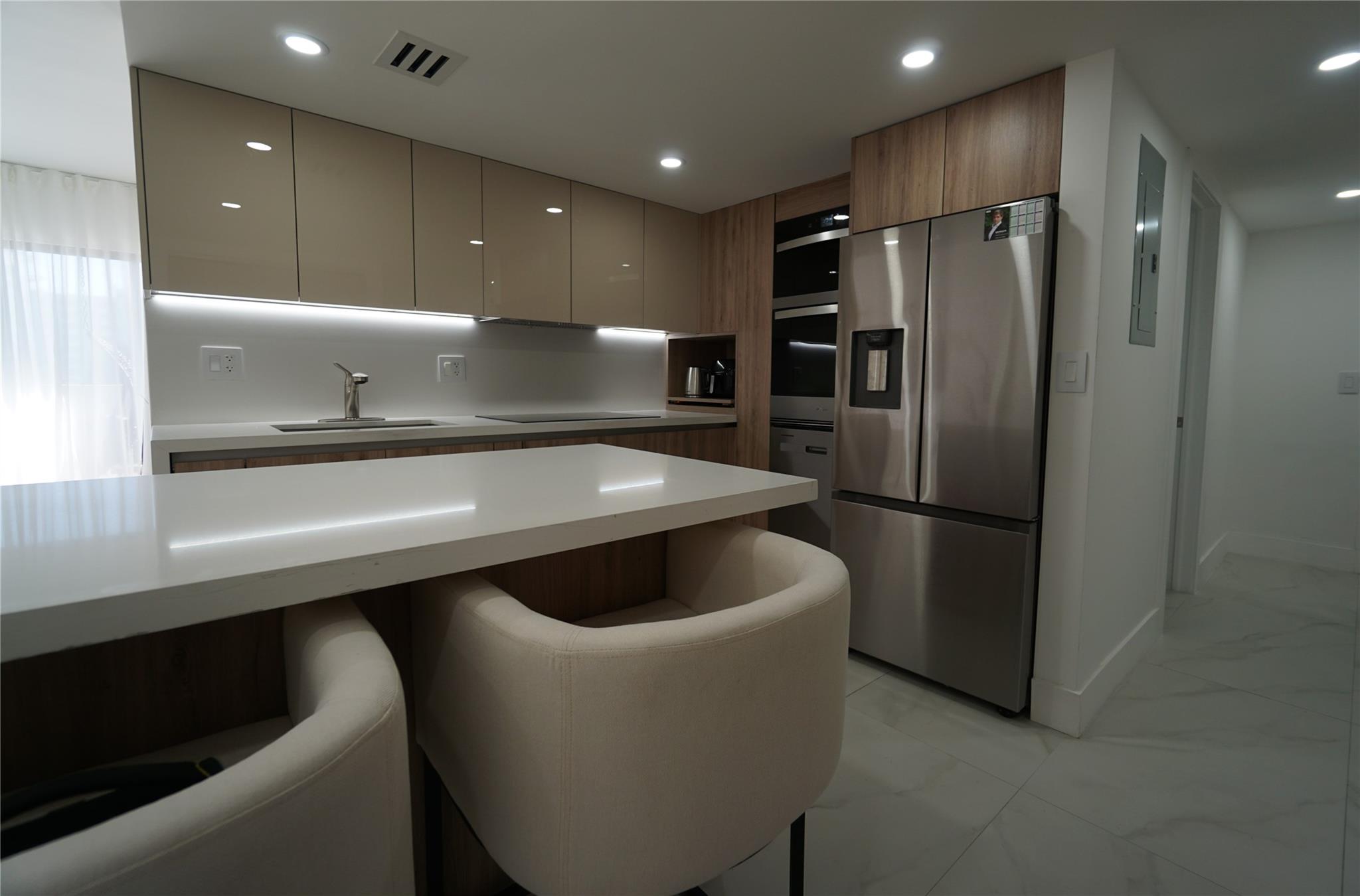 INDIAN CREEK TOWER - Residential