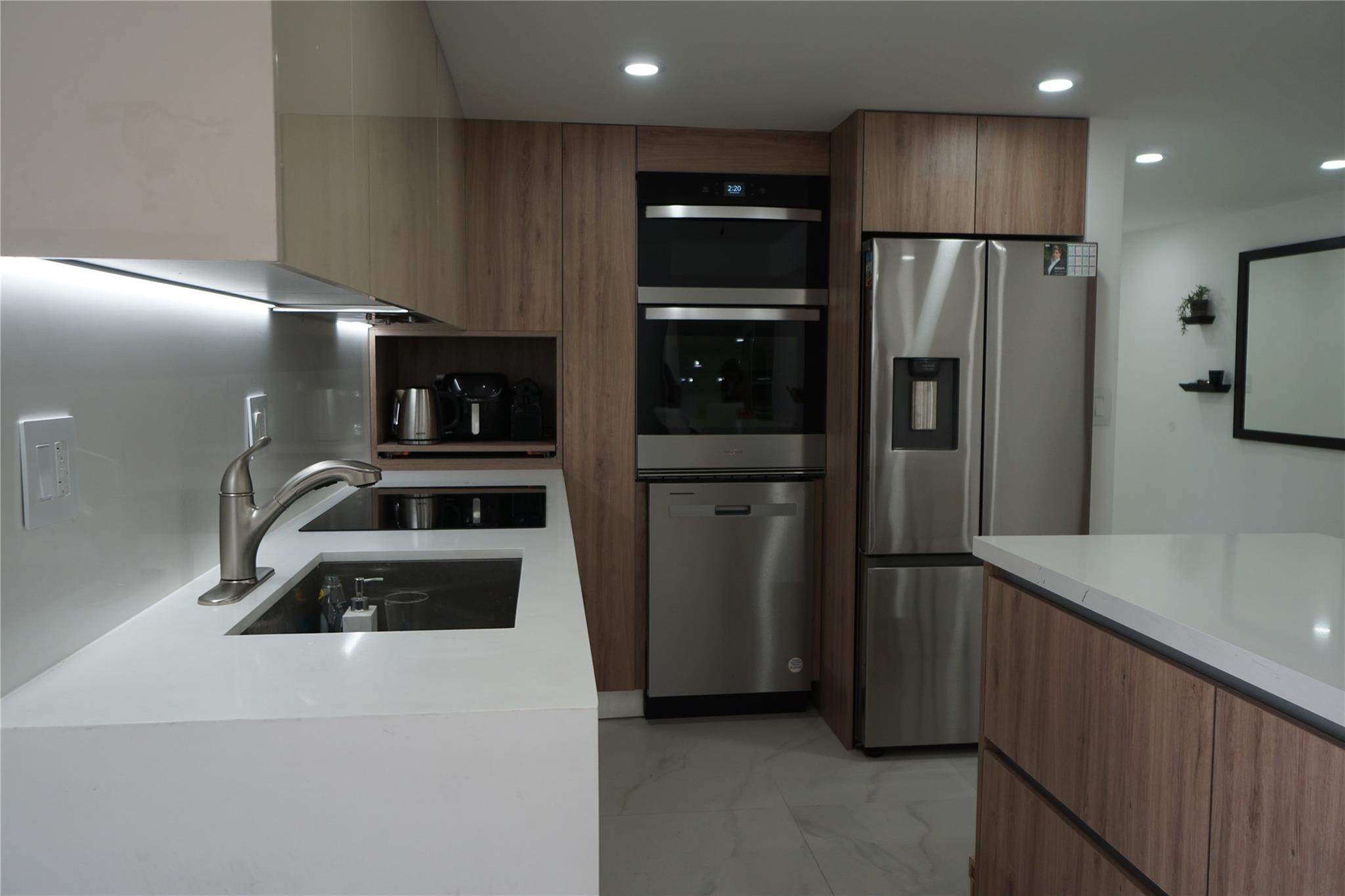 INDIAN CREEK TOWER - Residential