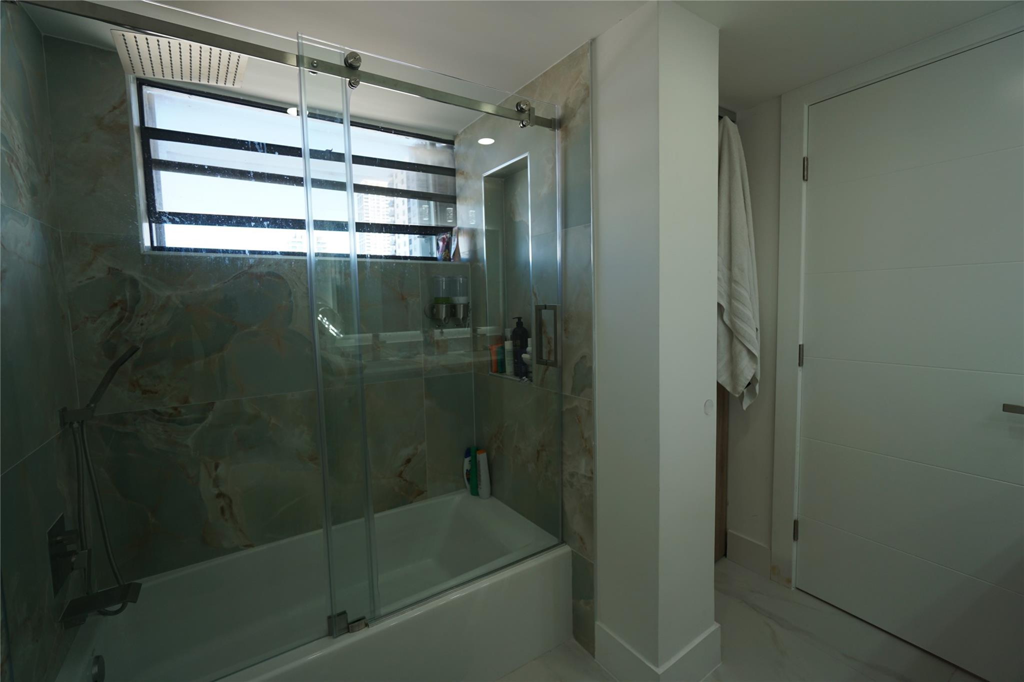 INDIAN CREEK TOWER - Residential