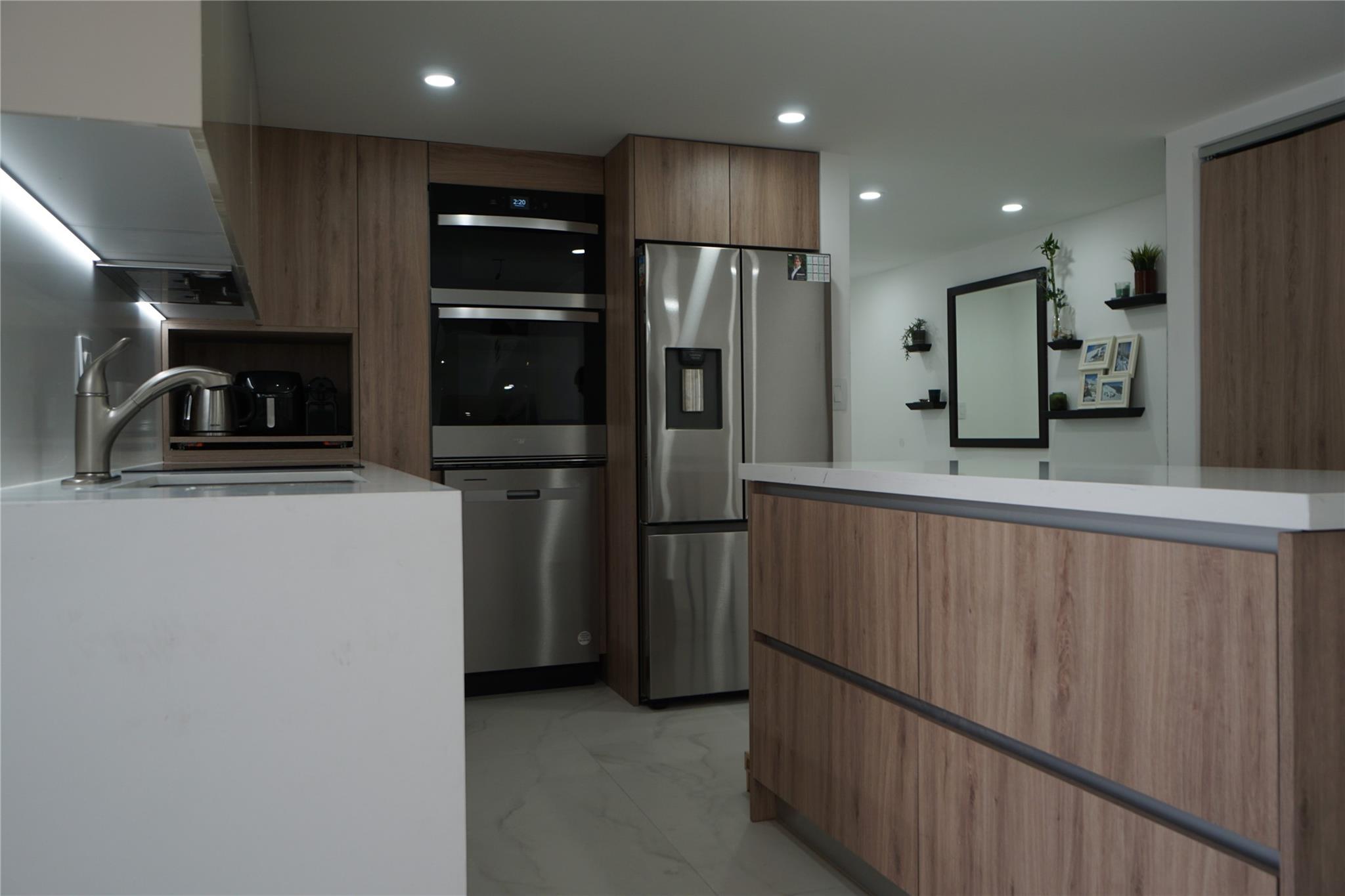 INDIAN CREEK TOWER - Residential