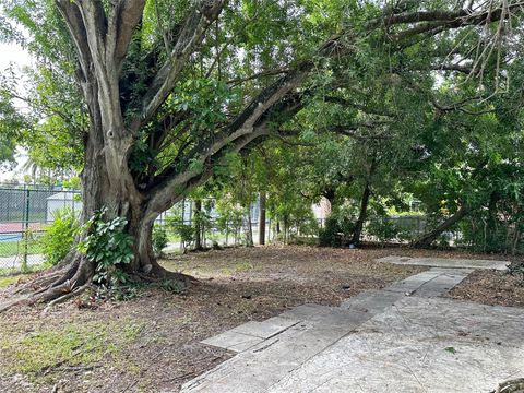 A home in Lauderdale Lakes