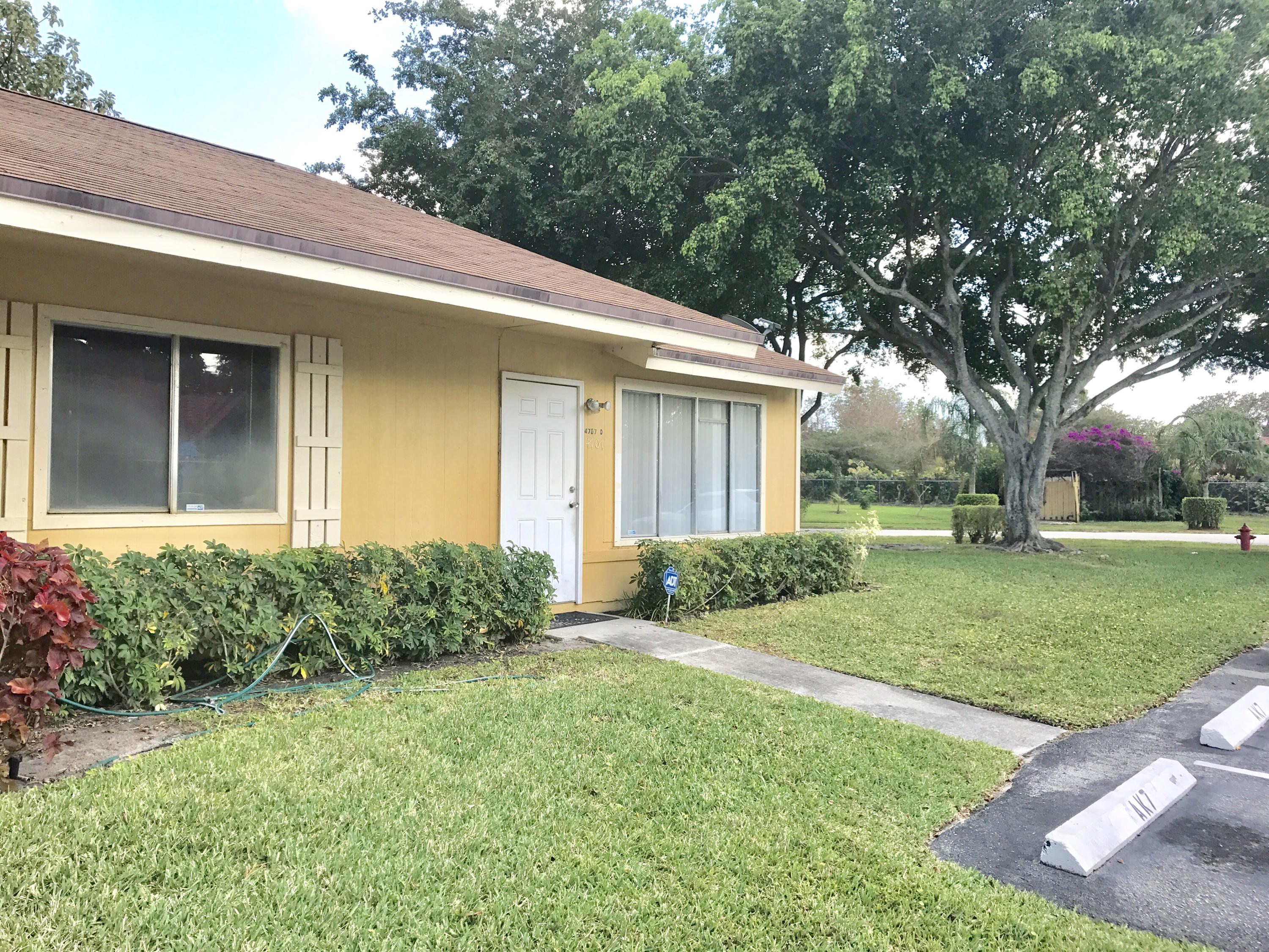 Great corner unit! This property has all the space you need! Spacious open floor plan, and nice sized back yard. Perfect location and close to shopping centers and much more! Avocado tree in the backyard. Come make this property your home!