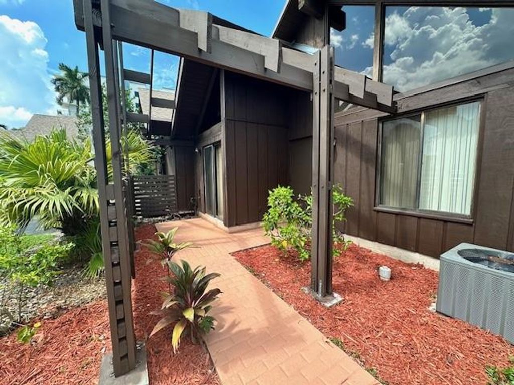 Photo of 423 N University Drive #4-13, Plantation, FL 33324 (MLS # F10453606)